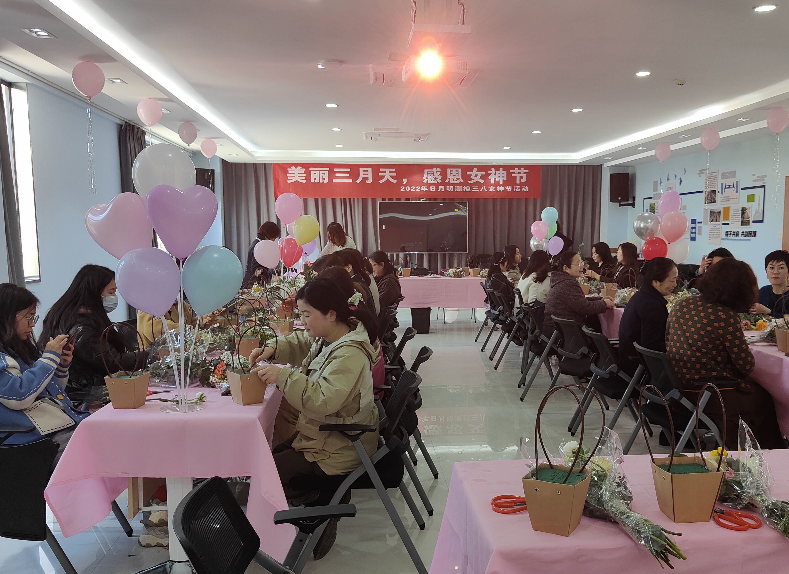 感恩女神节丨大红鹰dhy测控艺术插花活动